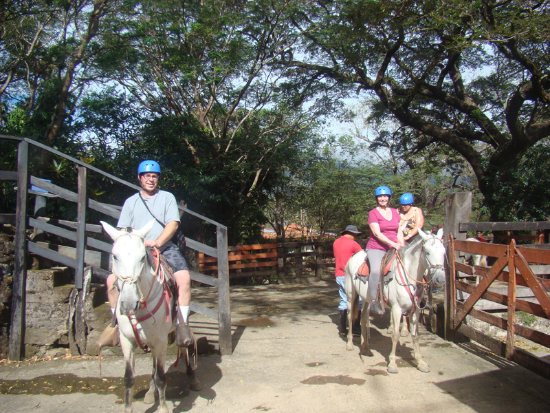 Horse back riding Hacienda Guachipelin